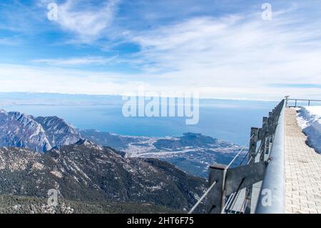 Téléphérique Olympos Teleferik jusqu'au point d'arrivée de Tahtali 2365m Banque D'Images