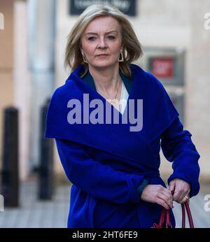 Londres, Angleterre, Royaume-Uni. 27th févr. 2022. Le secrétaire aux Affaires étrangères LIZ TRUSS est vu quitter la BBC après avoir comparu à la télévision dimanche matin. (Image de crédit : © Tayfun Salci/ZUMA Press Wire) Banque D'Images