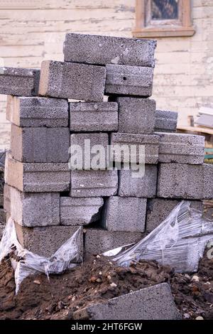 Pile de blocs de cinder sur un chantier de construction Banque D'Images