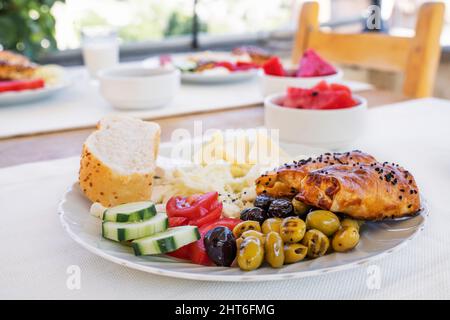 Assortiment de fromages et d'olives, servi avec des légumes. Cuisine turque traditionnelle pour le petit-déjeuner à Göreme. Cappadoce Banque D'Images