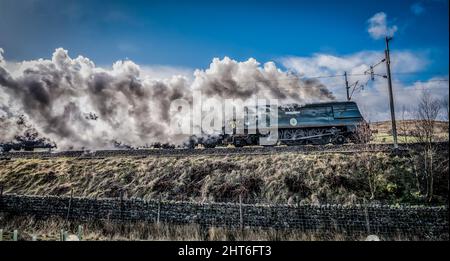 L'image est de la bataille des chemins de fer du Sud de la Grande-Bretagne classe 4-6-2 #34067 Tangmere approchant le sommet de l'AIS Gill sur le règlement à la ligne de Carlisle dans le Banque D'Images