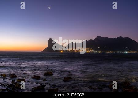 Coucher de soleil à Houtbaai Cape Town Afrique du Sud, vue panoramique sur Houtbaai, un beau village sur la péninsule du Cap près de Capetown, Afrique du Sud. Banque D'Images