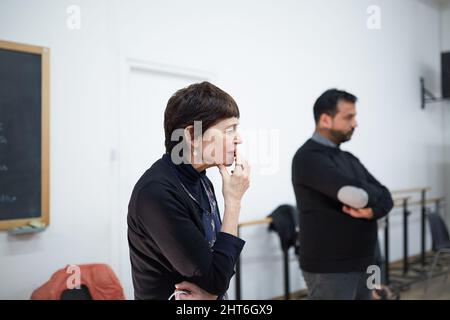 Palerme, Sicile, Italie. 26th févr. 2022. Immersion totale sur le théâtre de Shakespeare et ses influences sur la scène d'aujourd'hui avec Sarah FINCH.FINCH, actrice, réalisatrice et entraîneure londonienne, ainsi que le théâtre, le cinéma et l'éducation, Continue à monter sur les tables du Globe Theatre de Londres et de nombreux autres théâtres anglais et internationaux.FINCH dirige l'atelier pour les acteurs étudiants avec UGO BENTIVEGNA, acteur et directeur de l'Académie 'la valigia dell'attore' à Palerme. (Credit image: © Victroria Herranz/ZUMA Press Wire) Banque D'Images