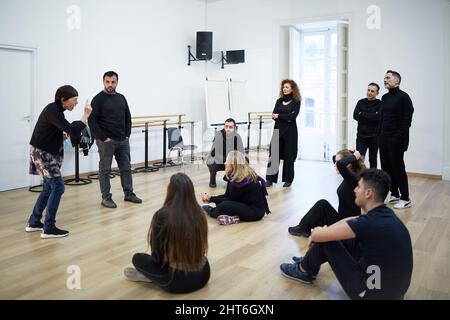 Palerme, Sicile, Italie. 26th févr. 2022. Immersion totale sur le théâtre de Shakespeare et ses influences sur la scène d'aujourd'hui avec Sarah FINCH.FINCH, actrice, réalisatrice et entraîneure londonienne, ainsi que le théâtre, le cinéma et l'éducation, Continue à monter sur les tables du Globe Theatre de Londres et de nombreux autres théâtres anglais et internationaux.FINCH dirige l'atelier pour les acteurs étudiants avec UGO BENTIVEGNA, acteur et directeur de l'Académie 'la valigia dell'attore' à Palerme. (Credit image: © Victroria Herranz/ZUMA Press Wire) Banque D'Images