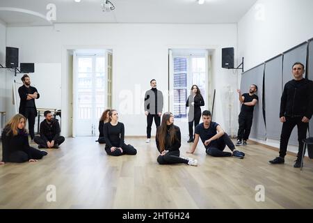 Palerme, Sicile, Italie. 26th févr. 2022. Immersion totale sur le théâtre de Shakespeare et ses influences sur la scène d'aujourd'hui avec Sarah FINCH.FINCH, actrice, réalisatrice et entraîneure londonienne, ainsi que le théâtre, le cinéma et l'éducation, Continue à monter sur les tables du Globe Theatre de Londres et de nombreux autres théâtres anglais et internationaux.FINCH dirige l'atelier pour les acteurs étudiants avec UGO BENTIVEGNA, acteur et directeur de l'Académie 'la valigia dell'attore' à Palerme. (Credit image: © Victroria Herranz/ZUMA Press Wire) Banque D'Images