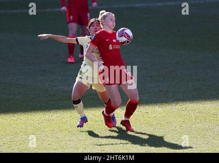 Mana Iwabuchi d'Arsenal (à gauche) et Ceri Holland de Liverpool se battent pour le ballon lors du cinquième tour de la coupe Vitality Women's FA au Prenton Park, à Liverpool. Date de la photo: Dimanche 27 février 2022. Banque D'Images