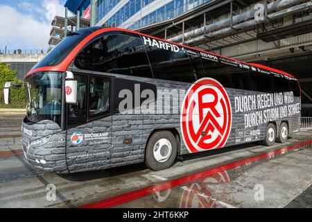 Sports, football, Ligue régionale Ouest, 2021/2022, FC Schalke 04 U23 contre Rot Weiss Essen 1-2, Veltins Arena Gelsenkirchen, bus d'équipe de RW Essen Banque D'Images