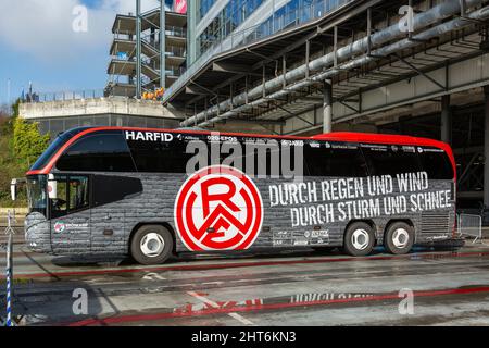 Sports, football, Ligue régionale Ouest, 2021/2022, FC Schalke 04 U23 contre Rot Weiss Essen 1-2, Veltins Arena Gelsenkirchen, bus d'équipe de RW Essen Banque D'Images