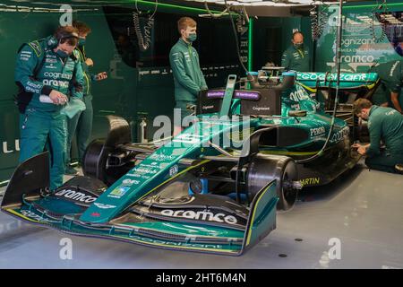 Circuit de Barcelone-Catalunya, Montmelo, Espagne le 24 février 2022 Mécanique en garage. Sebastian Vettel (GER), Aston Martin AMR22 lors de la SESSION D'AVANT-SAISON DE FORMULE 1 ELEANOR HOAD Banque D'Images