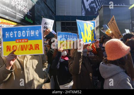 Tokyo, Japon. 27th févr. 2022. Des militants manifestent contre « l'invasion de l'Ukraine par la Russie » à la gare de Shibuya à Tokyo, le 27 février 2022 à Tokyo, au Japon. (Photo de Kazuki Oishi/Sipa USA) crédit: SIPA USA/Alay Live News Banque D'Images