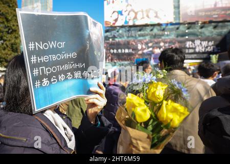 Tokyo, Japon. 27th févr. 2022. Des militants manifestent contre « l'invasion de l'Ukraine par la Russie » à la gare de Shibuya à Tokyo, le 27 février 2022 à Tokyo, au Japon. (Photo de Kazuki Oishi/Sipa USA) crédit: SIPA USA/Alay Live News Banque D'Images