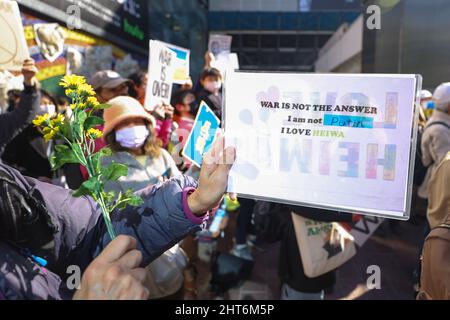 Tokyo, Japon. 27th févr. 2022. Des militants manifestent contre « l'invasion de l'Ukraine par la Russie » à la gare de Shibuya à Tokyo, le 27 février 2022 à Tokyo, au Japon. (Photo de Kazuki Oishi/Sipa USA) crédit: SIPA USA/Alay Live News Banque D'Images