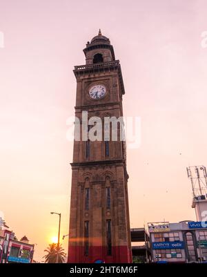 Tour de l'horloge indo-Saracenic de 100 ans (connue sous le nom de Dodda Gadiaya ou Tour de l'horloge du Jubilé d'argent) avec des chiffres en langue kannada à Mysore, Karnataka, Banque D'Images