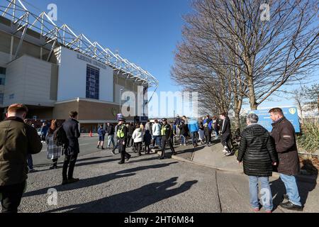 Les fans arrivent devant le stade d'Elland Road pour soutenir Marcelo Bielsa après avoir été mis à sac par le club ce matin Banque D'Images