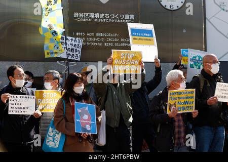 Tokyo, Japon. 27th févr. 2022. Des manifestants tenant des pancartes contre l'invasion russe de l'Ukraine se sont rassemblés devant la gare de Shibuya dans le centre-ville de Tokyo. Des supporters japonais (dont des hommes politiques) et des ressortissants russes ont rejoint le rassemblement dimanche, devant le célèbre passage à niveau de Shibuya à Tokyo. Plusieurs manifestations ont eu lieu au Japon ce week-end. (Image de crédit: © Rodrigo Reyes Marin/ZUMA Press Wire) Banque D'Images