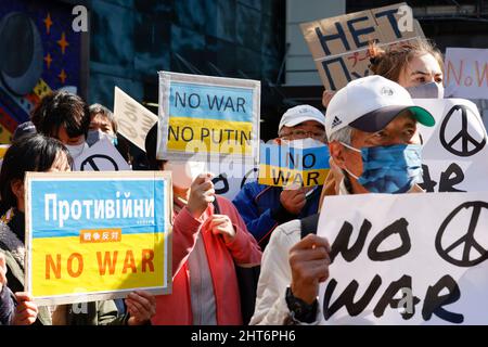 Tokyo, Japon. 27th févr. 2022. Des manifestants tenant des pancartes contre l'invasion russe de l'Ukraine se sont rassemblés devant la gare de Shibuya dans le centre-ville de Tokyo. Des supporters japonais (dont des hommes politiques) et des ressortissants russes ont rejoint le rassemblement dimanche, devant le célèbre passage à niveau de Shibuya à Tokyo. Plusieurs manifestations ont eu lieu au Japon ce week-end. (Image de crédit: © Rodrigo Reyes Marin/ZUMA Press Wire) Banque D'Images