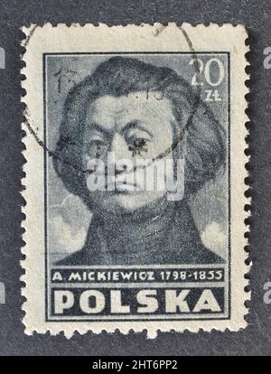 Timbre-poste annulé imprimé par la Pologne, qui montre le portrait d'Adam Mickiewicz (1798-1855), vers 1947. Banque D'Images