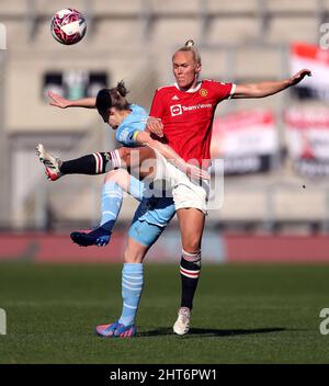 Maria Thorisdottir (à droite) de Manchester United et Ellen White de Manchester City se battent pour le ballon lors du cinquième match de la Vitality Women's FA Cup au Leigh Sports Village, Manchester. Date de la photo: Dimanche 27 février 2022. Banque D'Images