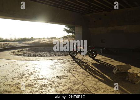 Ducati Scrambler moto dans un endroit isolé sur une journée ensoleillée Banque D'Images