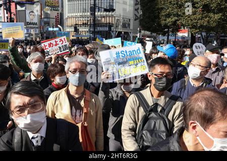 Tokyo, Japon. 27th févr. 2022. Des manifestants tenant des pancartes contre l'invasion russe de l'Ukraine se sont rassemblés devant la gare de Shibuya dans le centre-ville de Tokyo. Des supporters japonais (dont des hommes politiques) et des ressortissants russes ont rejoint le rassemblement dimanche, devant le célèbre passage à niveau de Shibuya à Tokyo. Plusieurs manifestations ont eu lieu au Japon ce week-end. (Image de crédit: © Rodrigo Reyes Marin/ZUMA Press Wire) Banque D'Images