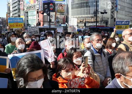 Tokyo, Japon. 27th févr. 2022. Des manifestants tenant des pancartes contre l'invasion russe de l'Ukraine se sont rassemblés devant la gare de Shibuya dans le centre-ville de Tokyo. Des supporters japonais (dont des hommes politiques) et des ressortissants russes ont rejoint le rassemblement dimanche, devant le célèbre passage à niveau de Shibuya à Tokyo. Plusieurs manifestations ont eu lieu au Japon ce week-end. (Image de crédit: © Rodrigo Reyes Marin/ZUMA Press Wire) Banque D'Images
