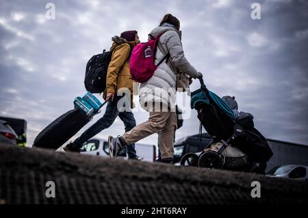 Przemysl, Pologne. 27th févr. 2022. Les réfugiés ukrainiens vont de Shehyni en Ukraine à Medyka en Pologne après avoir traversé la frontière. De nombreux Ukrainiens quittent le pays après des actions militaires de la Russie sur le territoire ukrainien. Credit: Michael Kappeller/dpa/Alay Live News Banque D'Images