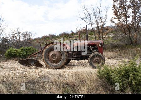 Le tracteur labourage le sol avant de semer des semences Banque D'Images