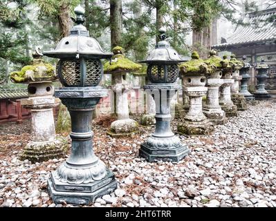 Lanternes en bronze et en pierre à l'extérieur du sanctuaire Toshogu à Nikko, Japon Banque D'Images