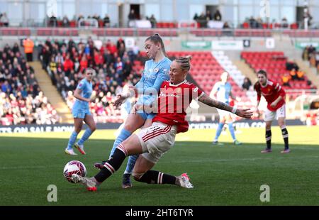 Leah Galton (à droite) de Manchester United s'attaque au Jess Park de Manchester City lors du cinquième match de la Vitality Women's FA Cup au Leigh Sports Village de Manchester. Date de la photo: Dimanche 27 février 2022. Banque D'Images