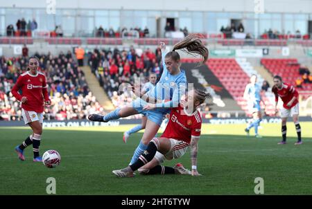 Leah Galton (à droite) de Manchester United s'attaque au Jess Park de Manchester City lors du cinquième match de la Vitality Women's FA Cup au Leigh Sports Village de Manchester. Date de la photo: Dimanche 27 février 2022. Banque D'Images