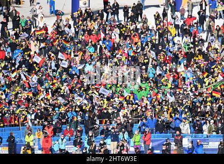 Garmisch Partenkirchen, Allemagne. 27th févr. 2022. Ski alpin : coupe du monde, slalom, hommes, course de 2nd. Les spectateurs applaudissent dans les tribunes. Credit: Angelika Warmuth/dpa/Alamy Live News Banque D'Images