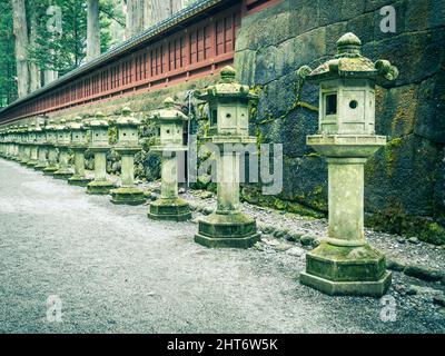 Lanternes en pierre avec mousse à côté du sentier à Nikko, Japon Banque D'Images