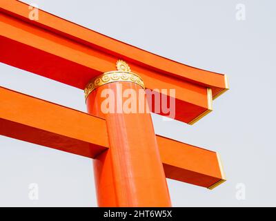 Gros plan d'une porte de torii dans le sanctuaire de Heian à Kyoto, Japon Banque D'Images