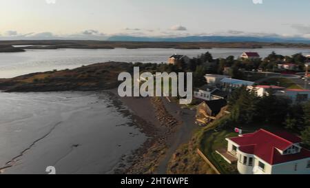 Vue panoramique sur la ville de Borgarnes dans le sud-ouest de l'Islande depuis un point de vue de drone. Banque D'Images