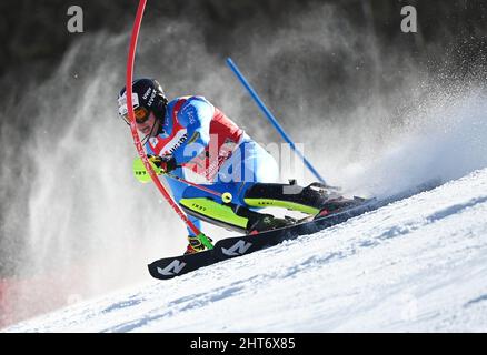 Garmisch Partenkirchen, Allemagne. 27th févr. 2022. Ski alpin : coupe du monde, Slalom, hommes, 2nd pistes. Alex Vinatzer d'Italie en action. Credit: Angelika Warmuth/dpa/Alamy Live News Banque D'Images