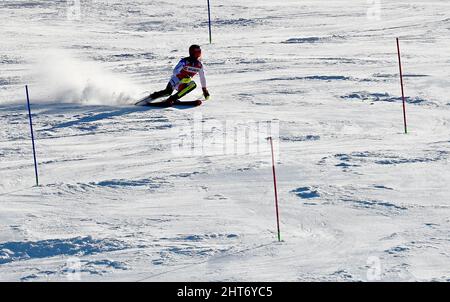 Garmisch Partenkirchen, Allemagne. 27th févr. 2022. Ski alpin : coupe du monde, slalom, hommes, course de 2nd. Loic Meillard de Suisse en action. Credit: Angelika Warmuth/dpa/Alamy Live News Banque D'Images