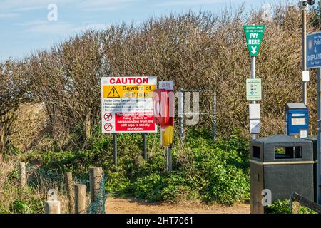 Hunstanton, Norfolk, Royaume-Uni – février 26 2022. Panneaux d'avertissement, panneaux d'information et panneaux d'information à l'entrée de la plage de Hunstanton sur la route nord de Norfolk Banque D'Images