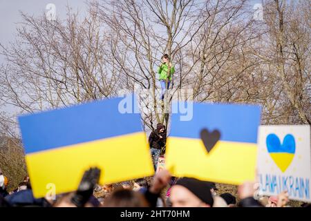 Berlin, Allemagne. 27th févr. 2022. Des manifestants protestent contre la guerre en Ukraine près de la porte de Brandebourg. Credit: Kay Nietfeld/dpa/Alay Live News Banque D'Images