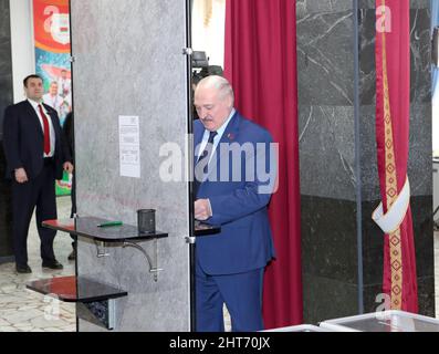 Minsk, Bélarus. 27th févr. 2022. Le président bélarussien Alexander Lukashenko vote dans un bureau de vote à Minsk, en Biélorussie, le 27 février 2022. Le vote principal pour un référendum national sur la modification de la constitution du pays a commencé dimanche matin au Bélarus. Le vote a commencé à 8 h 00 heure locale (0500 GMT) et durera jusqu'à 8 h 00 (1700 GMT). Credit: Henadz Zhinkov/Xinhua/Alamy Live News Banque D'Images