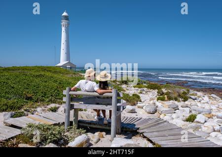 Couple homme et femmes visitant le phare de Slangkop Kommetjie Cape Town Afrique du Sud, le phare de Slangkop dans le village de Kommetjie sur la péninsule du Cap. Banque D'Images