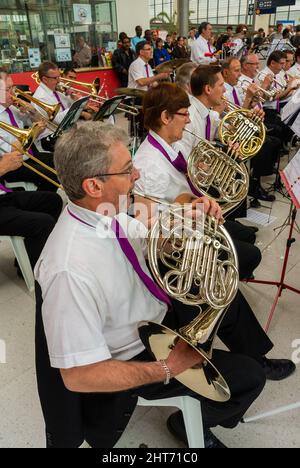 Paris, France, grand public, profil, concert de l'Orchestre Symphonique SNCF/RATP en Gare du Nord, Fête nationale de la musique, Orchestre National d'harmonie des cheminots jouant des instruments de musique Banque D'Images