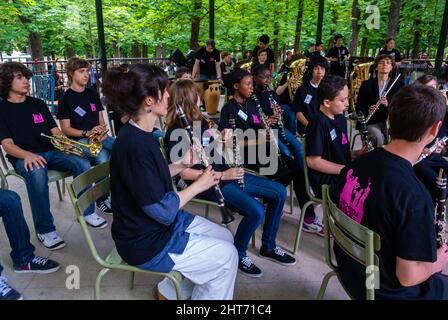 Paris, France, concert de musique classique, Groupe d'adolescents, jeunes, occupé, lycéens adolescents en plein air, Orchestre symphonique, jardins du Luxembourg, Fête nationale de la musique, jouer des instruments de musique, arts de la scène pour adolescents Banque D'Images