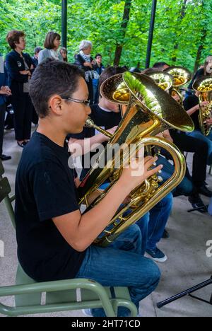Paris, France, grande foule, jeune orchestre Paris, concert de musique classique, lycéens adolescents en plein air , Orchestre symphonique, jardins du Luxembourg, Fête nationale de la musique, instruments de musique pour adolescents, arts de la scène pour adolescents Banque D'Images
