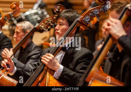 Paris, France, Premier concert de musiciens nord-coréens et sud-coréens à la salle Pleyel, joueur asiatique de violon à basse (Chung Myung-Whun, chef d'orchestre) Banque D'Images