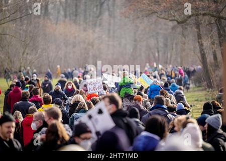 Berlin, Allemagne. 27th févr. 2022. Les participants protestent contre la guerre en Ukraine. Credit: Kay Nietfeld/dpa/Alay Live News Banque D'Images