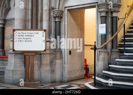 Un panneau indiquant le premier étage, Bear Garden, Lost Property et East Block à l'intérieur du hall principal des cours royales de justice dans le centre de Londres. Date de la photo : jeudi 24 février 2022. Banque D'Images