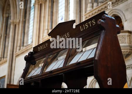 La liste des causes quotidiennes des conseils à l'intérieur du hall principal des cours royales de justice dans le centre de Londres. Date de la photo : jeudi 24 février 2022. Banque D'Images