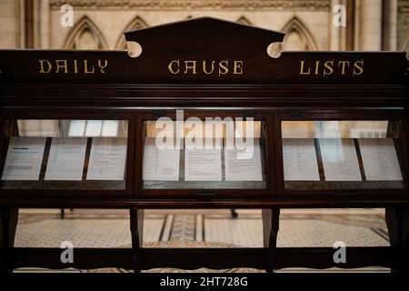 La liste des causes quotidiennes des conseils à l'intérieur du hall principal des cours royales de justice dans le centre de Londres. Date de la photo : jeudi 24 février 2022. Banque D'Images