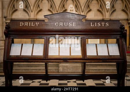 La liste des causes quotidiennes des conseils à l'intérieur du hall principal des cours royales de justice dans le centre de Londres. Date de la photo : jeudi 24 février 2022. Banque D'Images