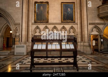 La liste des causes quotidiennes des conseils à l'intérieur du hall principal des cours royales de justice dans le centre de Londres. Date de la photo : jeudi 24 février 2022. Banque D'Images